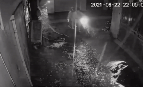 Xe may roi xuong ranh sau ngap nuoc trong tran mua lon o Ha Noi hinh anh