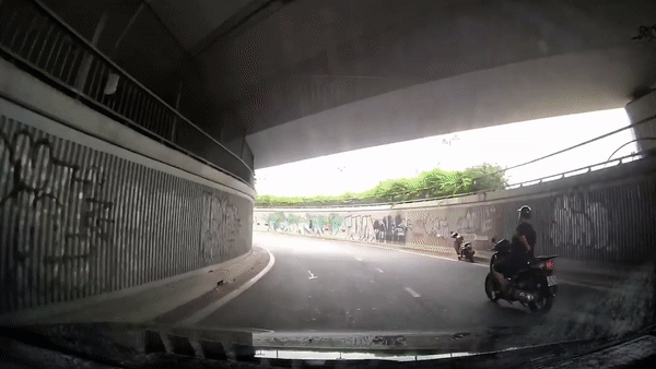 Co gai dung giua duong chup anh suyt gap tai nan hinh anh