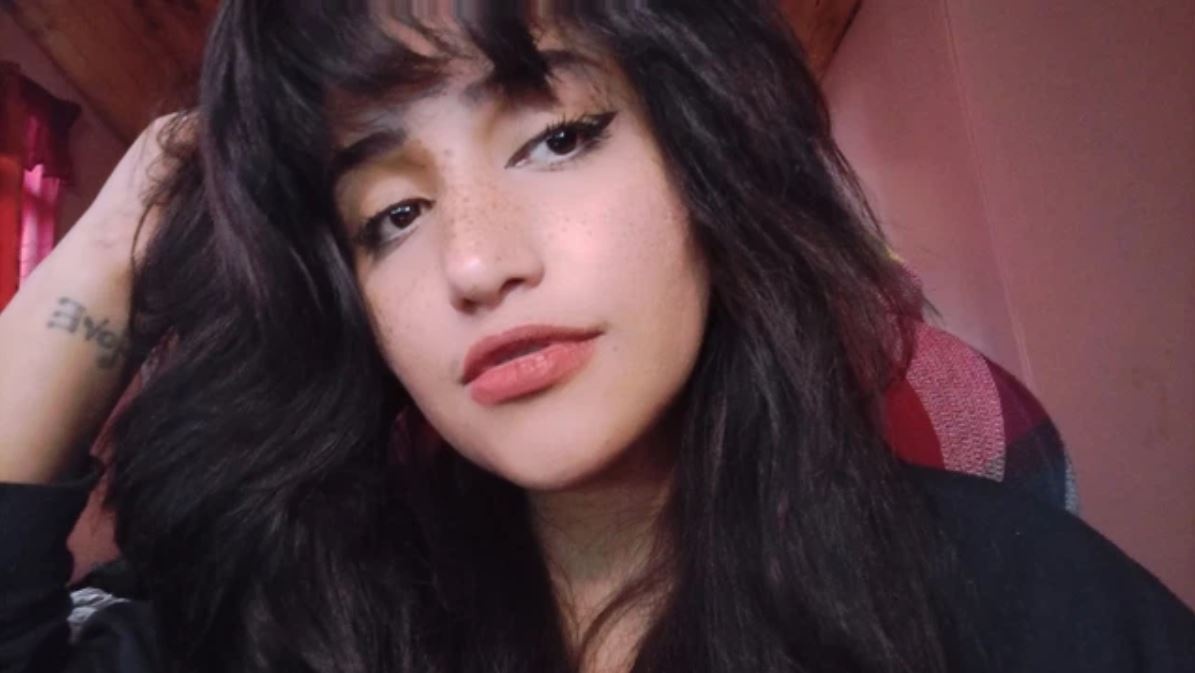 Dang livestream, nu game thu bo chay vi dong dat hinh anh