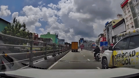 Xe ban tai tat dau oto tren cau vuot hinh anh