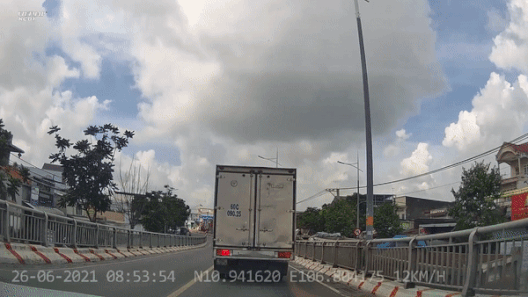 Xe tai lien tiep di nguoc chieu tren cau o Dong Nai hinh anh