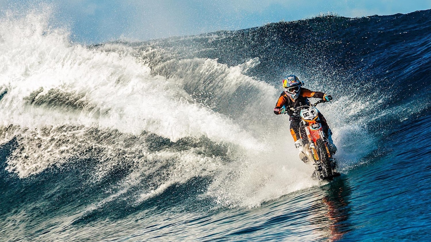 Nhung mau xe di chuyen tren mat nuoc hinh anh