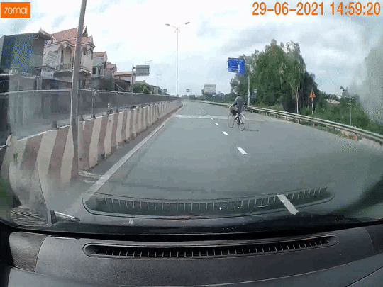 Xe dap tat dau oto tren quoc lo hinh anh