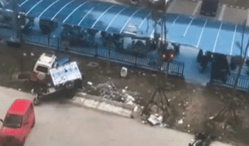 Con gio lon xe toac mai nha o Trung Quoc hinh anh