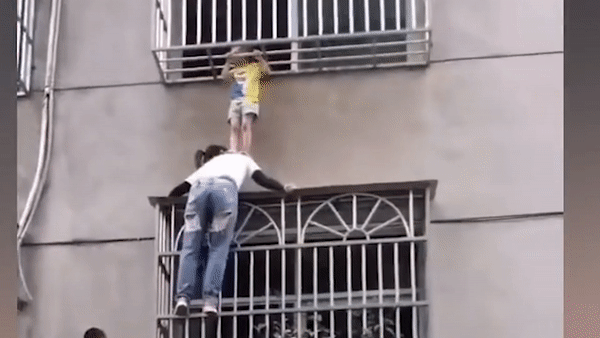 Nguoi phu nu dung vai do be gai mac ket suot 20 phut hinh anh