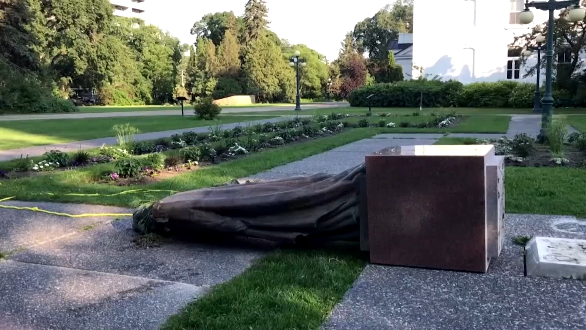 Vi sao tuong nu hoang Anh bi keo do o Canada? hinh anh