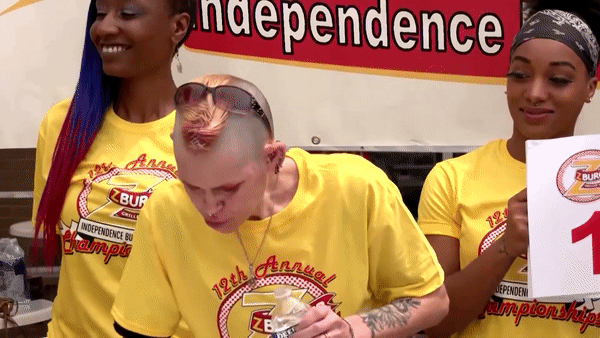 Ba me 4 con an 34 chiec burger trong 10 phut hinh anh