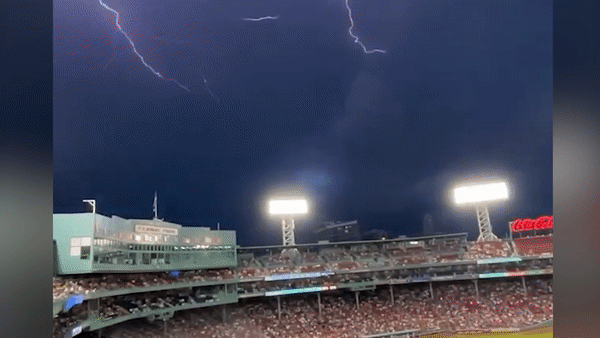 Sam chop xe toac bau troi san van dong o My hinh anh