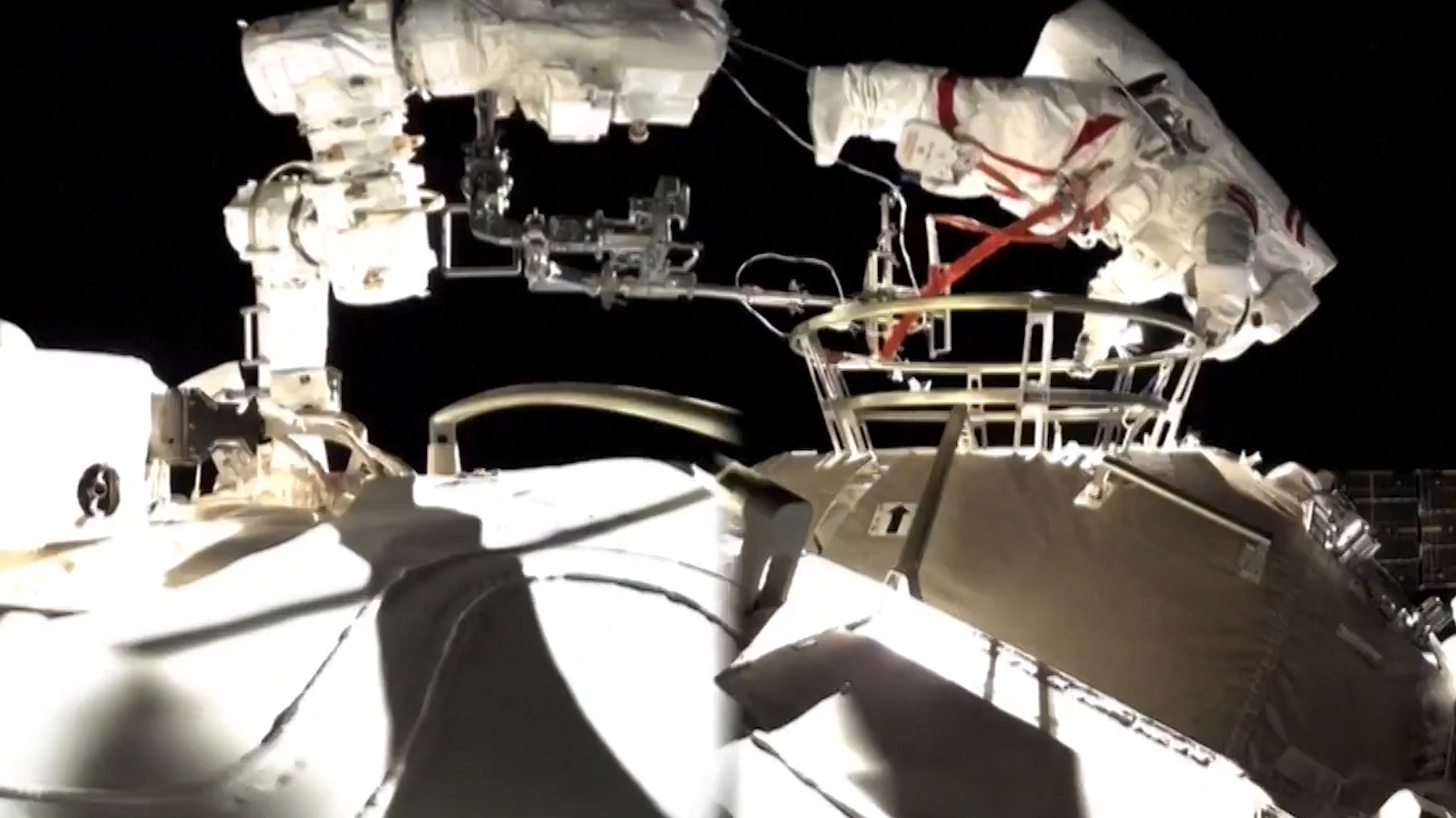 Canh tuong phi hanh gia Trung Quoc di bo ngoai khong gian hinh anh