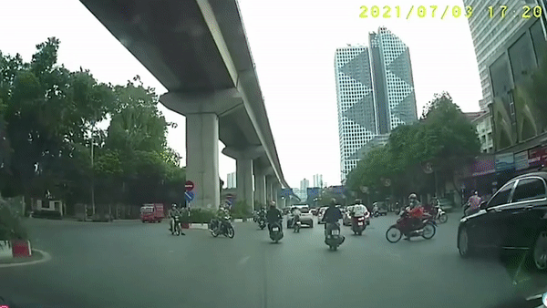 Oto danh lai gap tranh xe may sang duong hinh anh