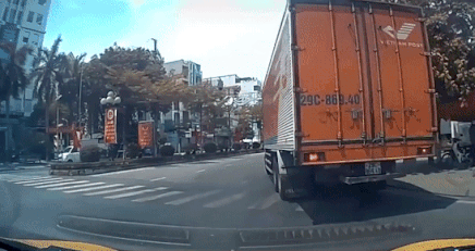 Xe tai dua thu danh lai dot ngot suyt gay tai nan hinh anh