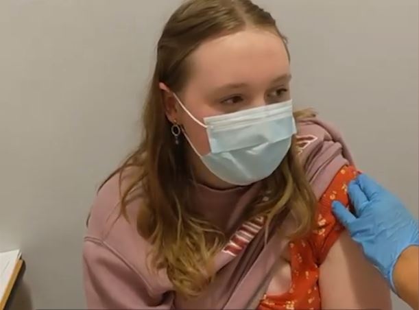 Thieu nien gap di chung do Covid-19 nhung bac si lai cho ve nha hinh anh