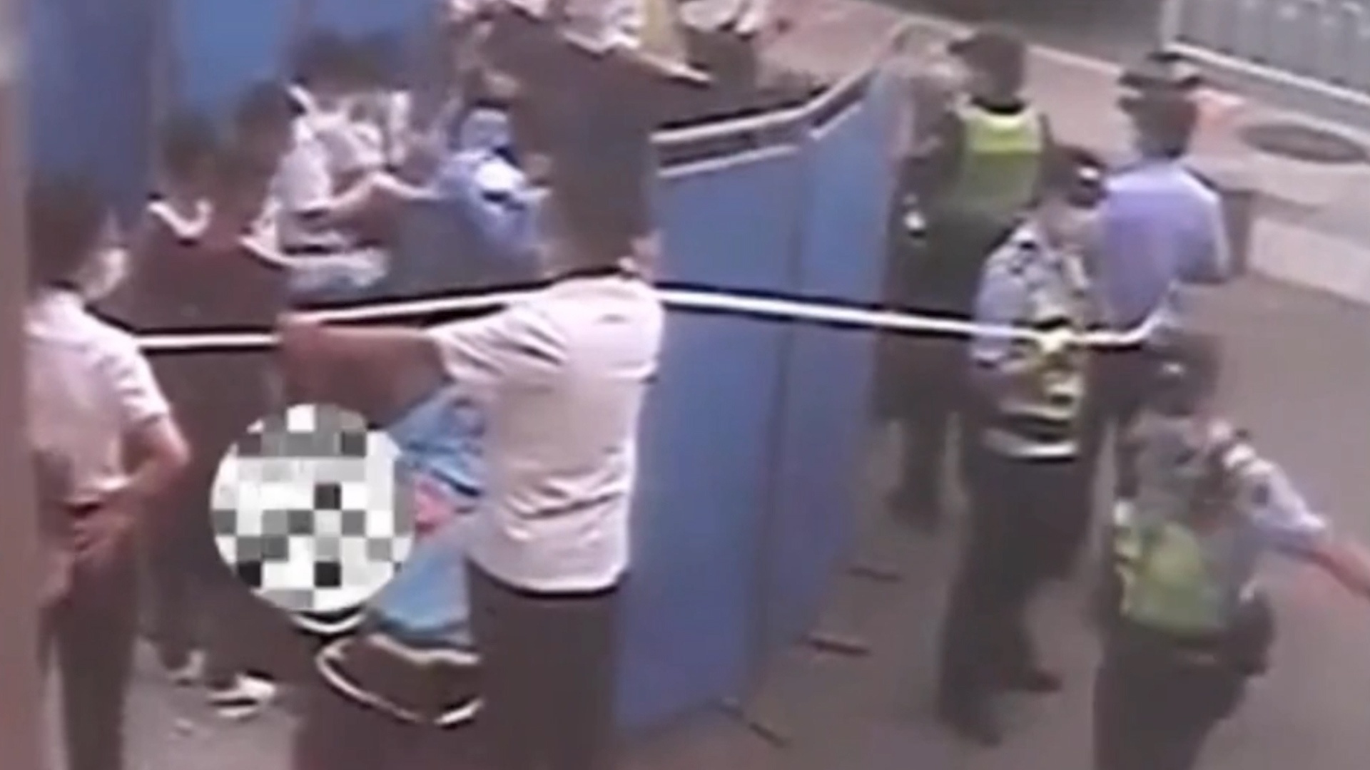 Nguoi phu nu sinh con ngay truoc ga tau dien ngam hinh anh