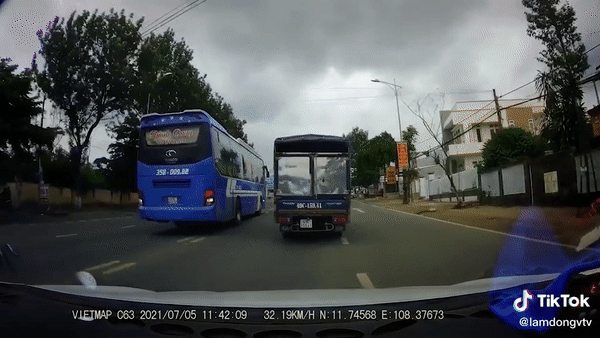 Xe khach vuot au suyt gay tai nan o quoc lo 20 hinh anh