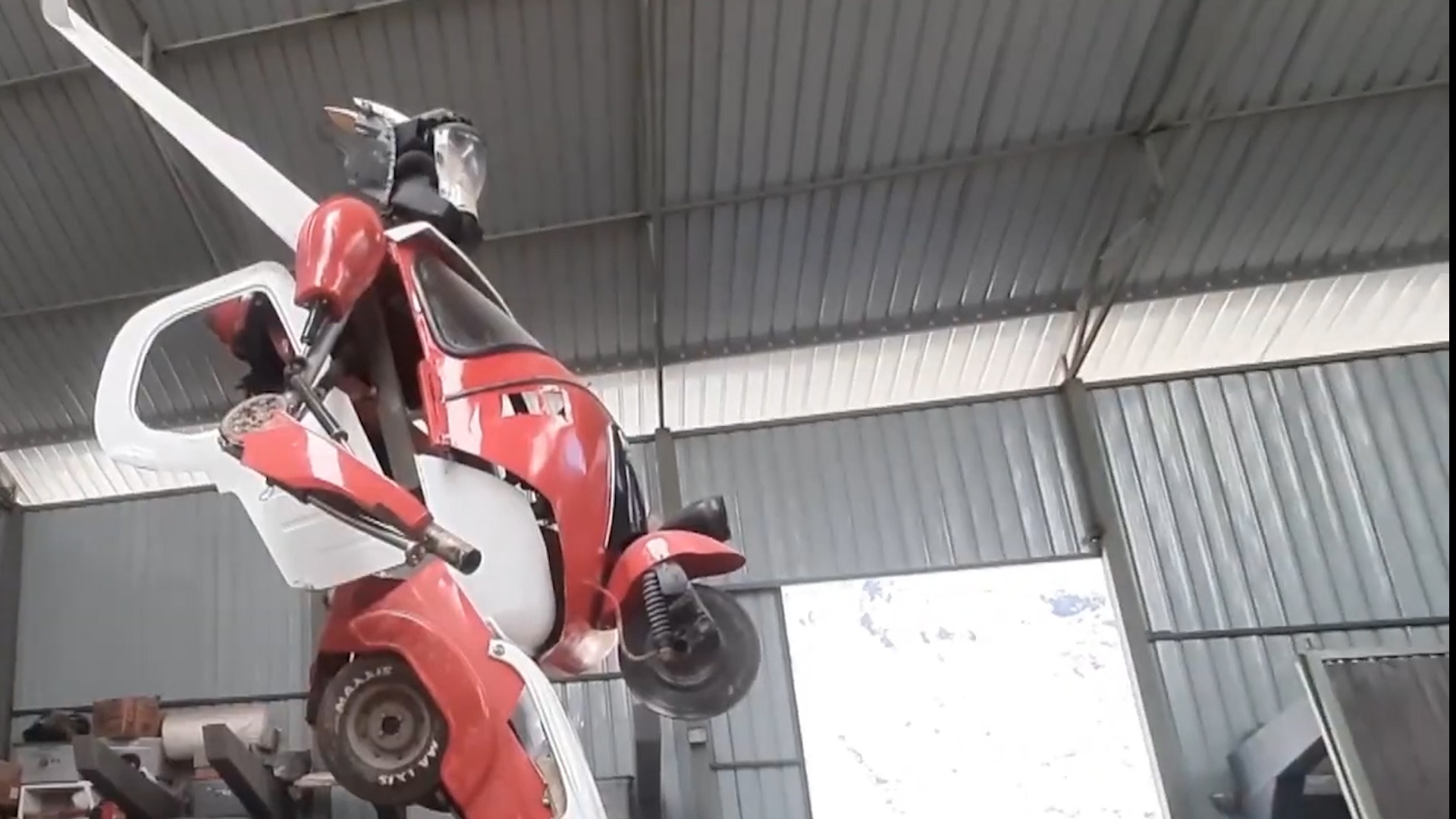 Che tao robot Transformer tu cac bo phan cua xe taxi hinh anh