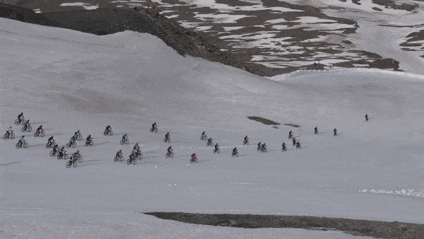 Dua xe dap bang qua nui tuyet va song bang tren day Alps hinh anh