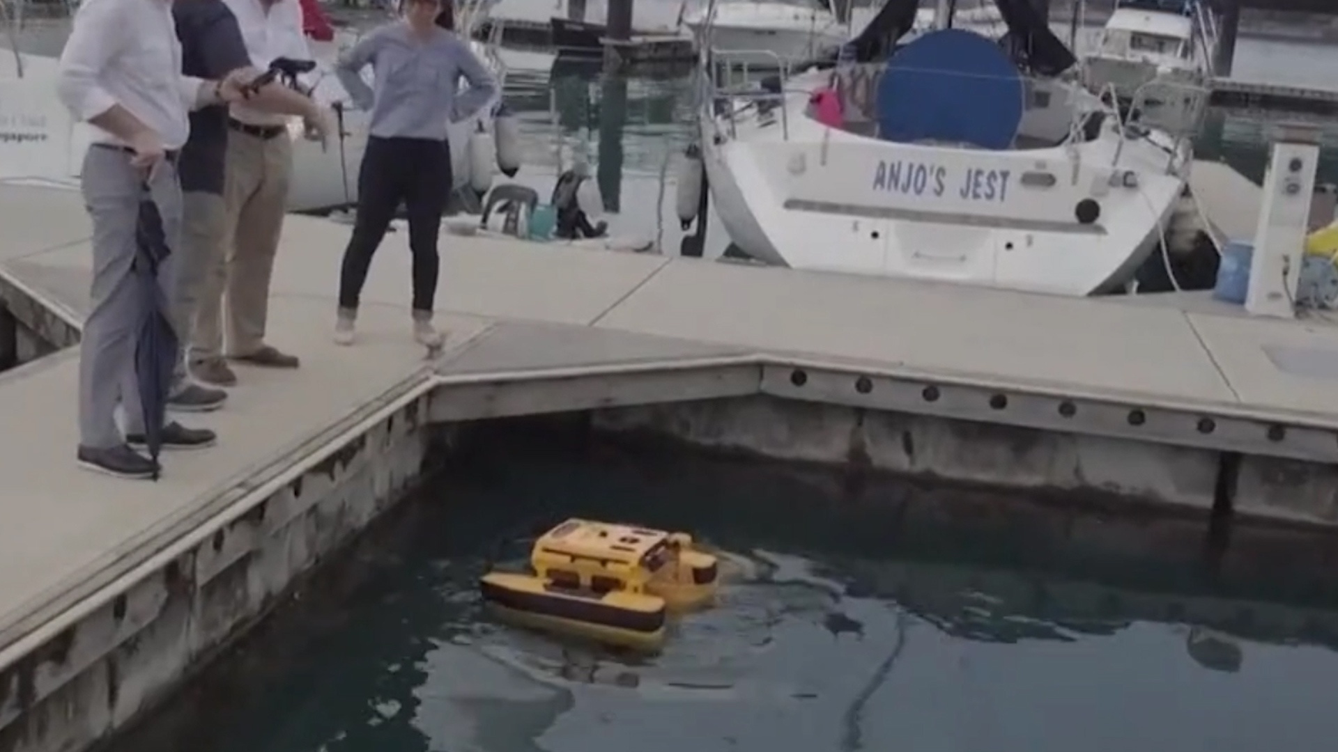 Robot thu gom rac thai duoi nuoc hinh anh