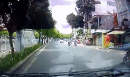 Xe tai di nguoc chieu tren duong Hoang Sa o TP.HCM hinh anh