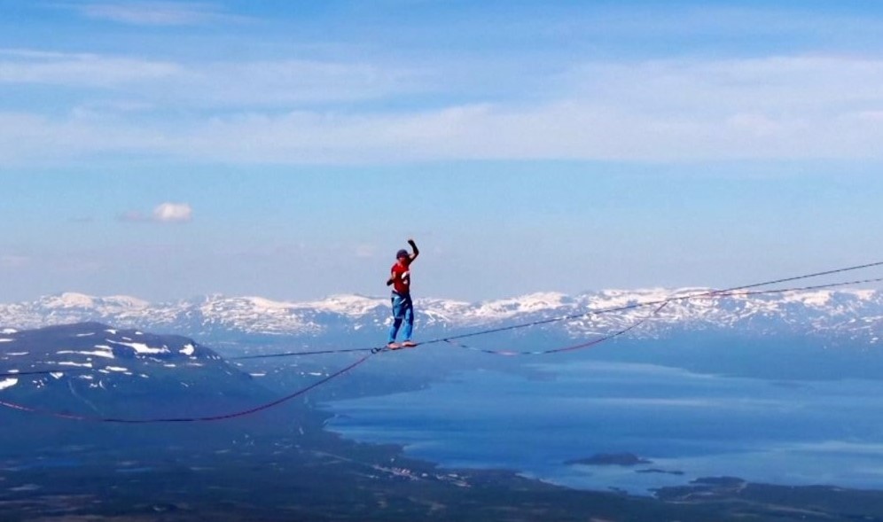 Di bo tren day o do cao hon 600 m tai Thuy Dien hinh anh