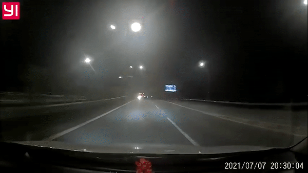 Oto di nguoc chieu tren cao toc Noi Bai - Lao Cai hinh anh