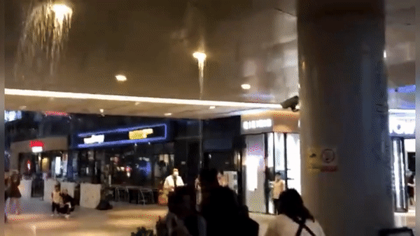 Tran trung tam thuong mai do sap o Trung Quoc, khach bo chay tan loan hinh anh