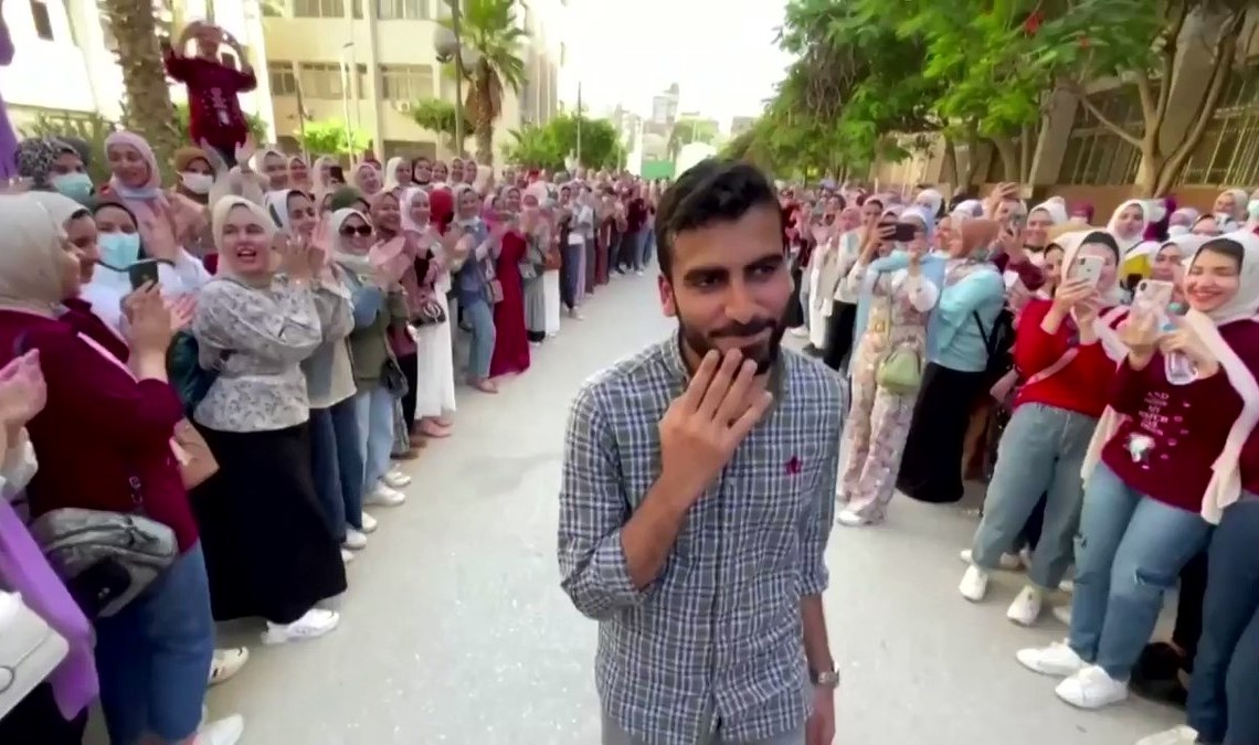 Sinh vien do ra san truong de cam on nguoi giup minh hoc thi hinh anh