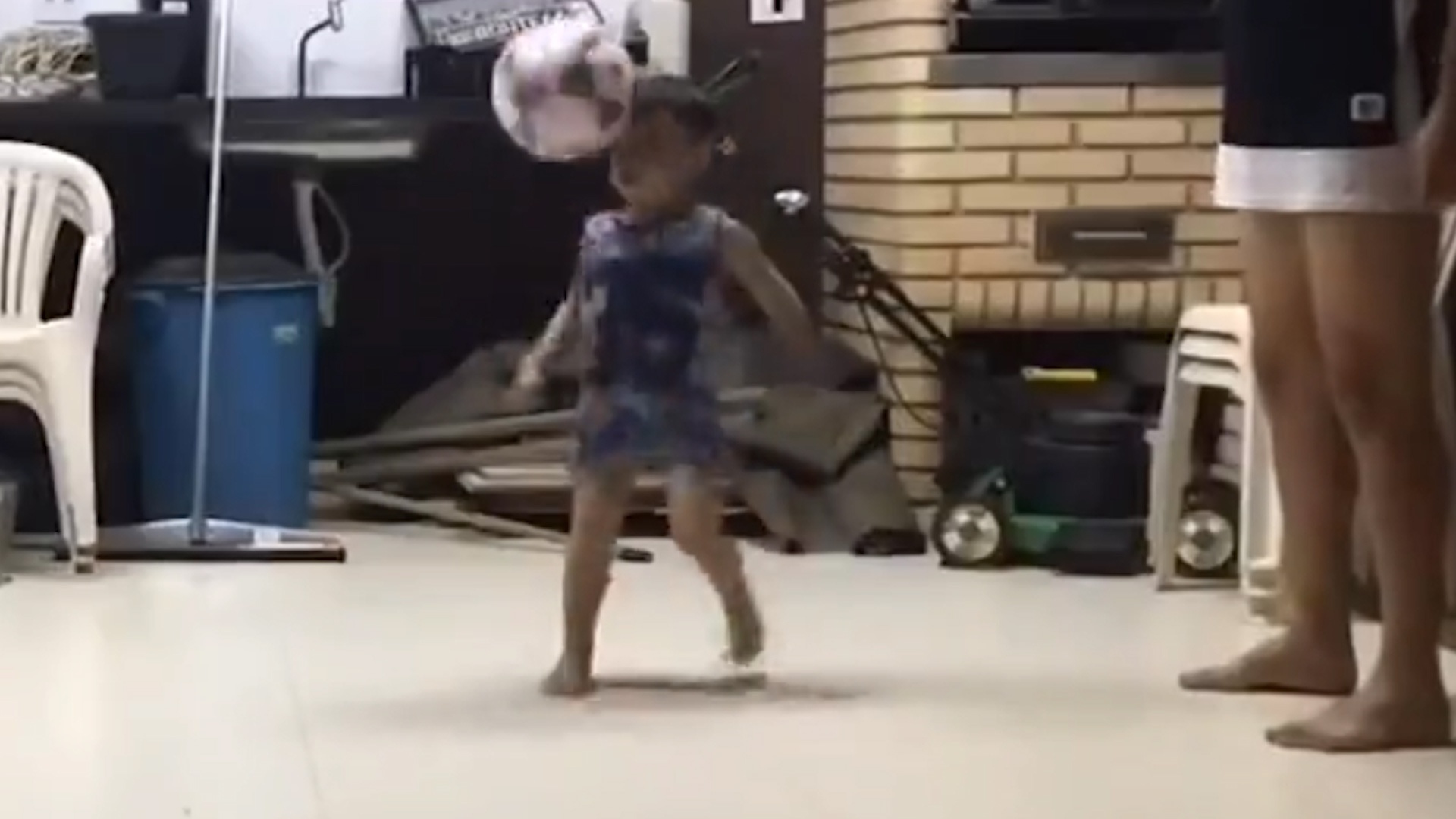 Cau be choi bong dieu luyen hinh anh