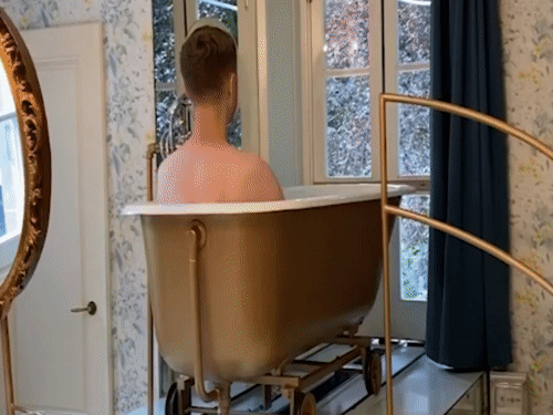 Khach san thiet ke bon tam di chuyen ra ban cong hinh anh