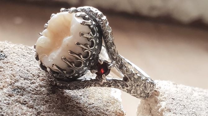 Dung rang nguoi da mat de tao ra do trang suc hinh anh