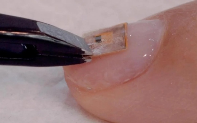 Tiem lam mong o Dubai gan chip tren mong tay hinh anh