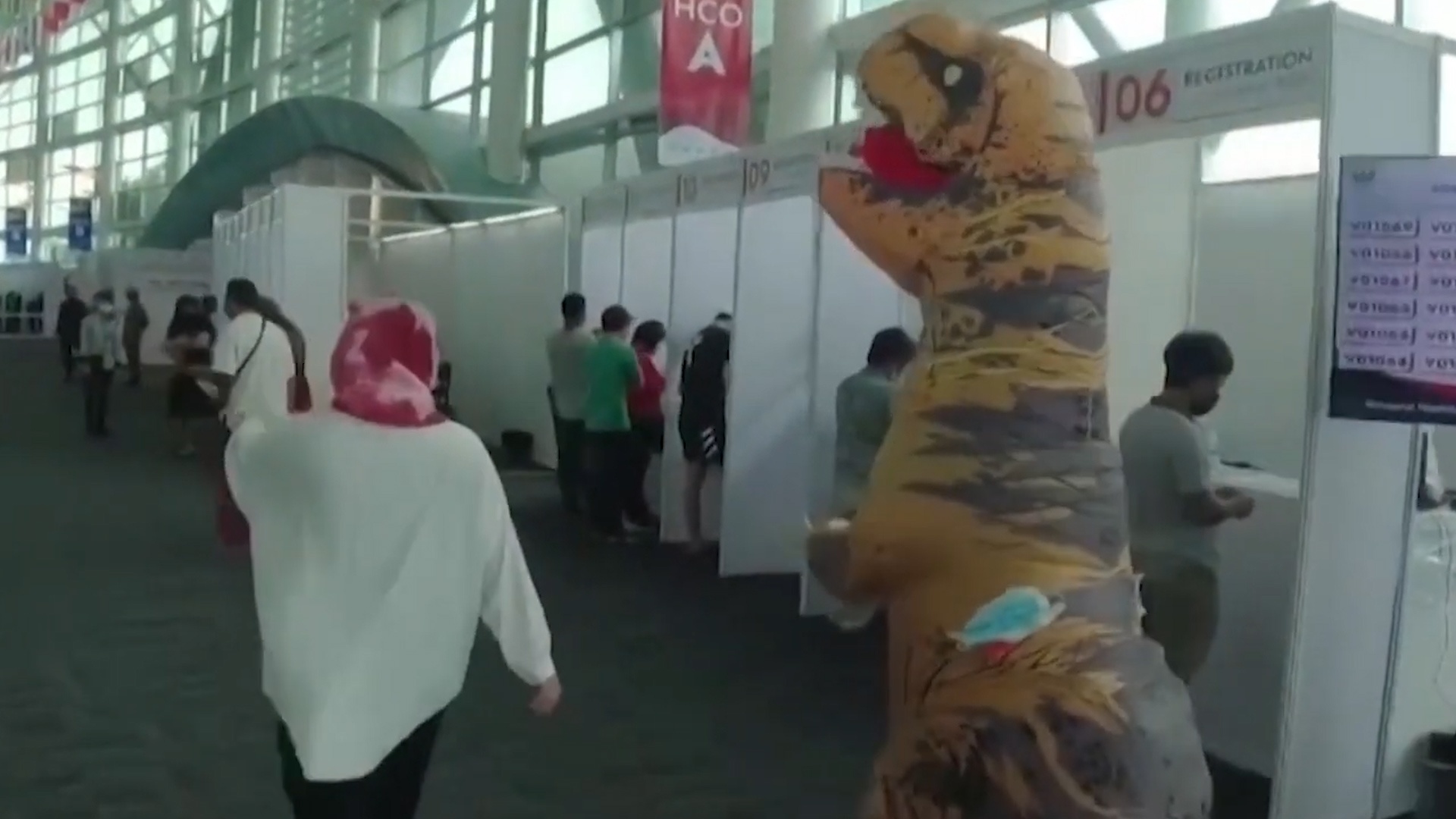 Hoa trang thanh khung long di tiem chung tai Malaysia hinh anh