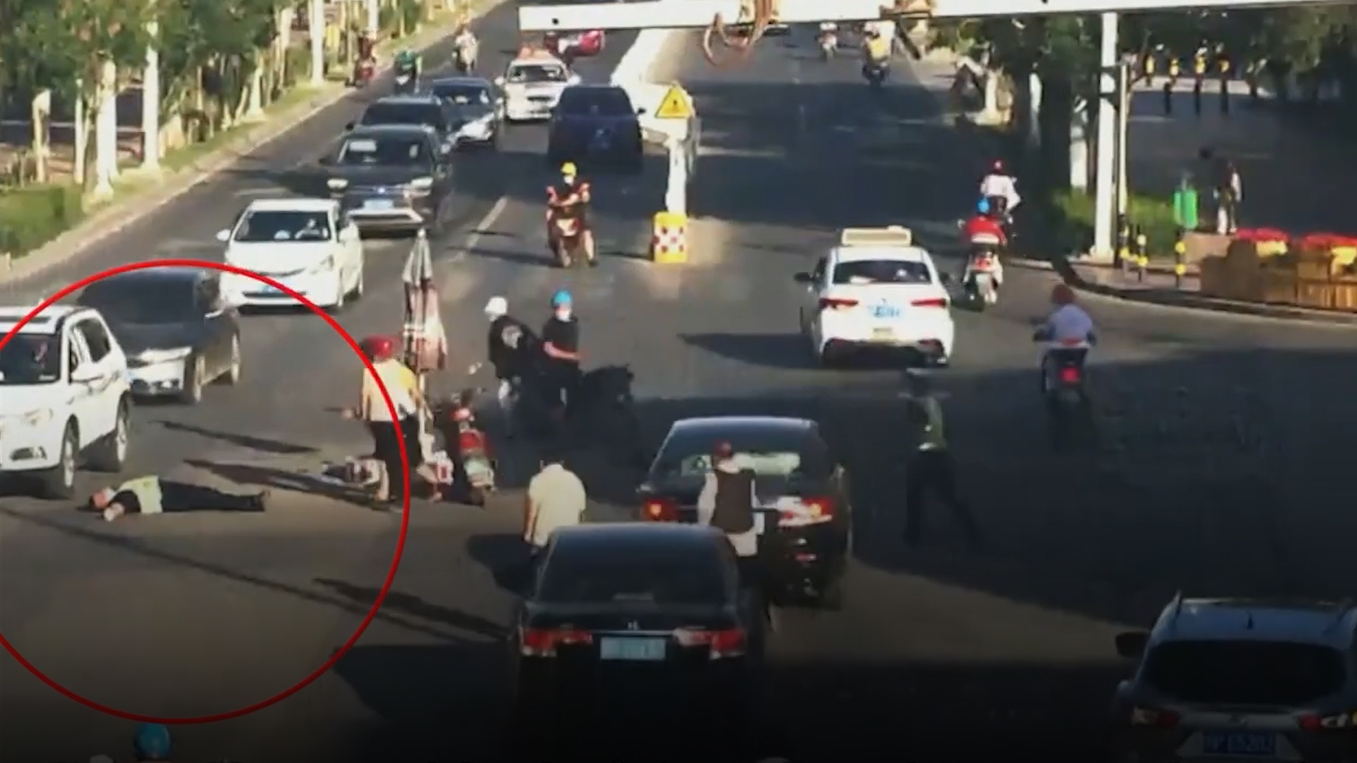 Ngat xiu tren duong, canh sat duoc nguoi la giup do hinh anh