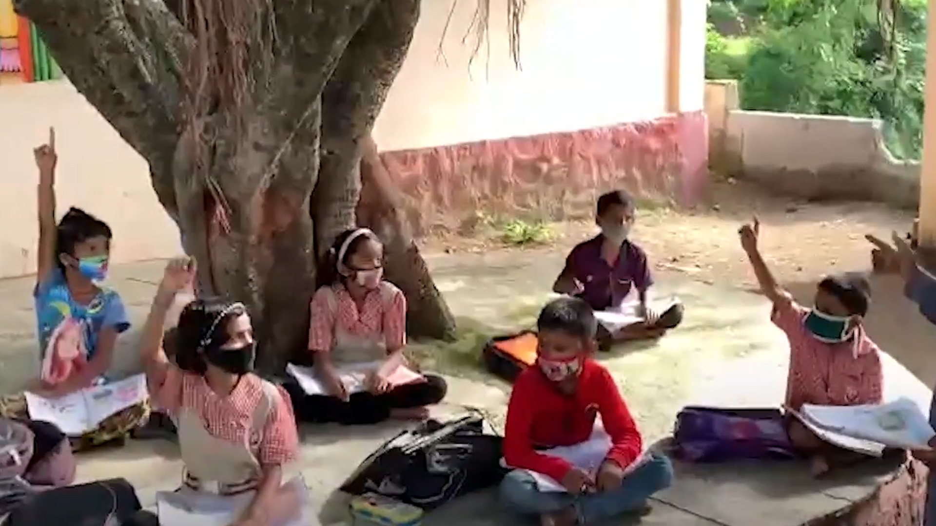 Truong hoc duoi goc cay tai An Do hinh anh