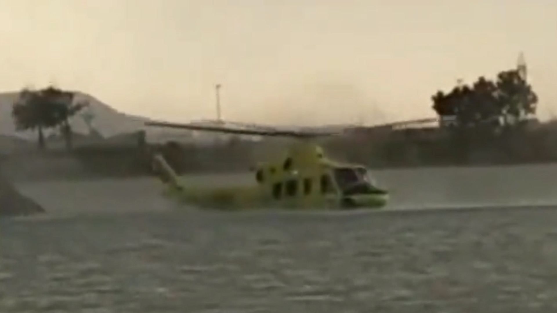 Truc thang cuu ho roi xuong nuoc o Tay Ban Nha hinh anh