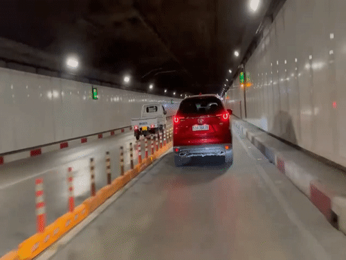 Oto chay vao lan xe may trong ham Thu Thiem hinh anh