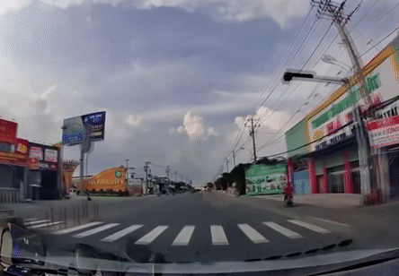 Xe may di nguoc chieu dam truc dien oto tren quoc lo 13 hinh anh