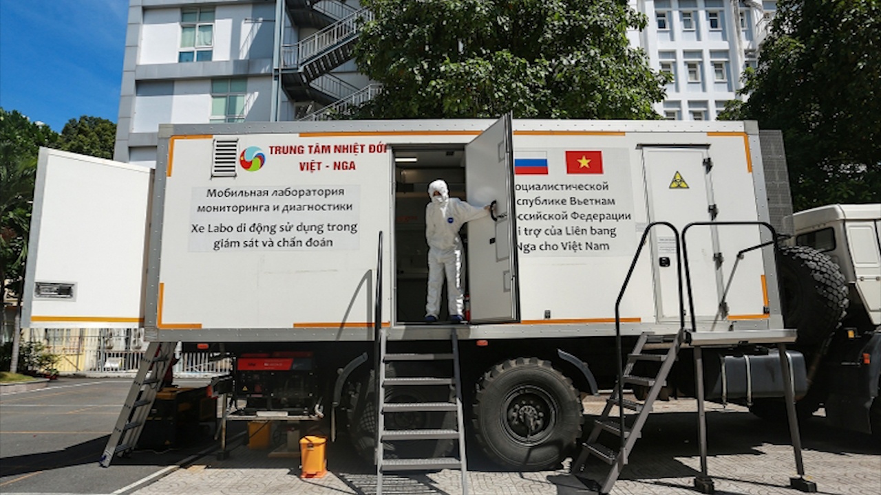 Ben trong xe xet nghiem Covid-19 di dong hien dai nhat Viet Nam hinh anh