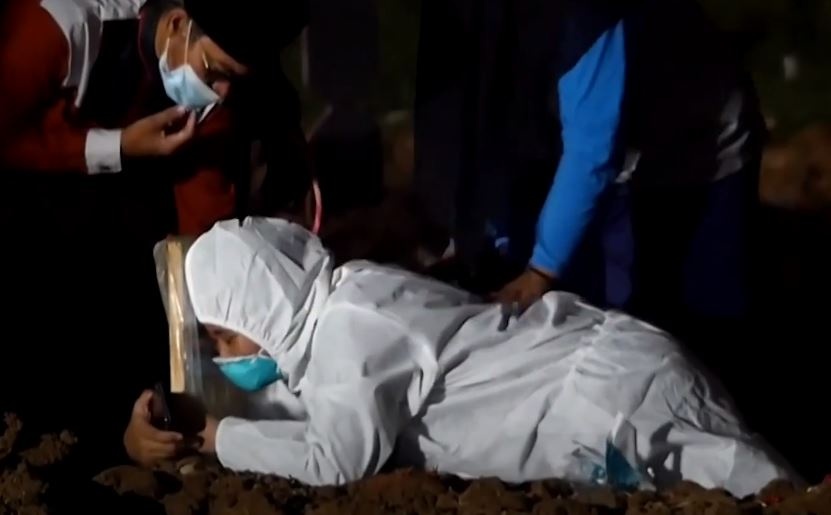 Canh dau long tai cac nghia trang o Indonesia vi Covid-19 hinh anh