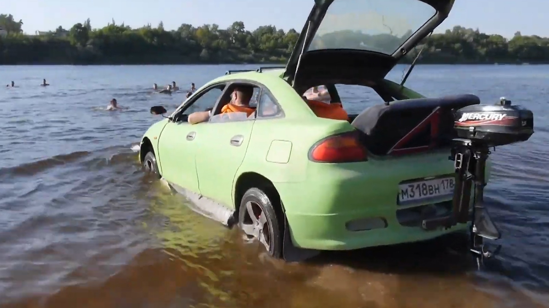 Chiec oto co the chay duoi nuoc nhu thuyen hinh anh