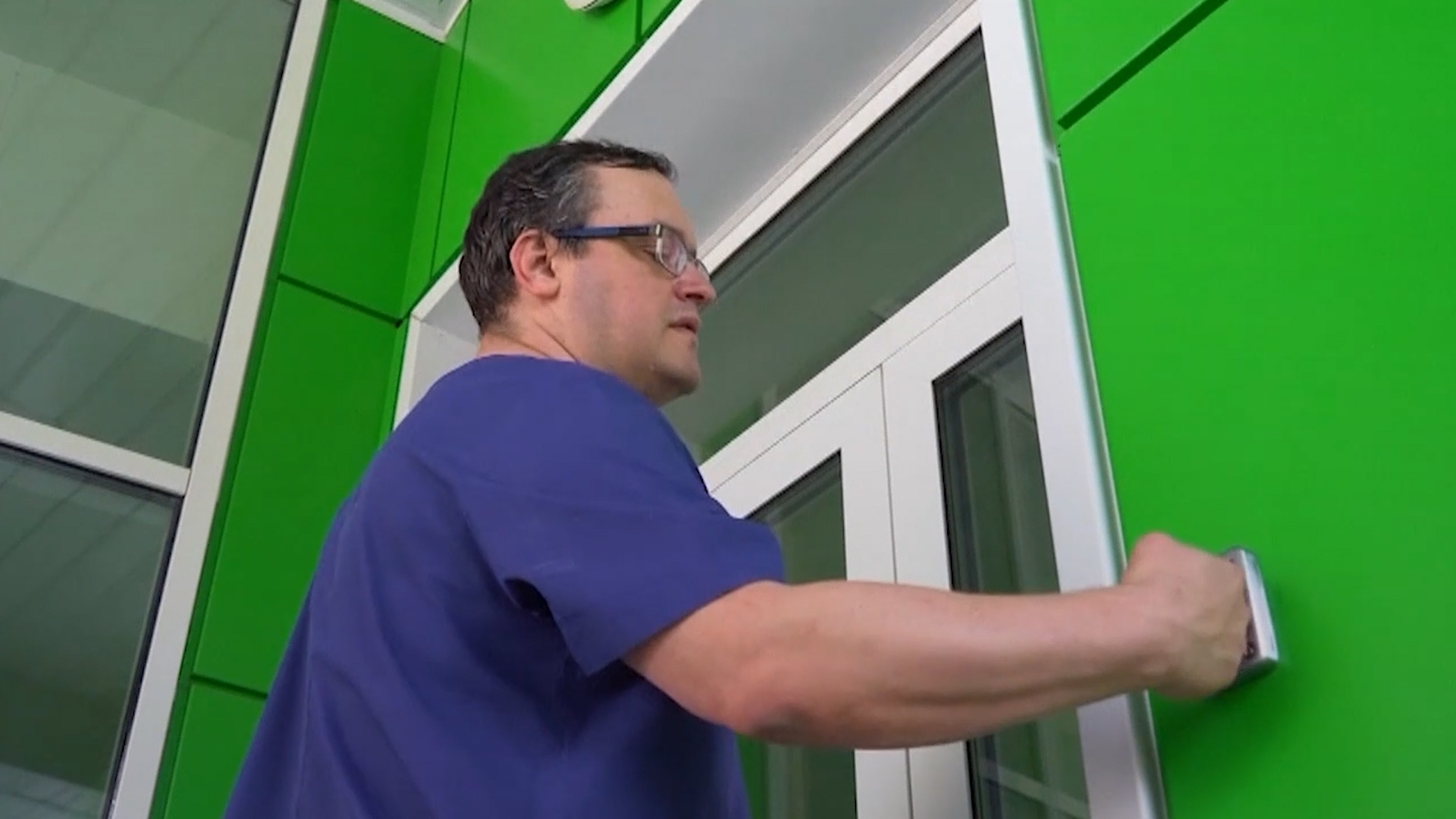 Gan chip duoi lop da tay thay the chia khoa, the tin dung hinh anh