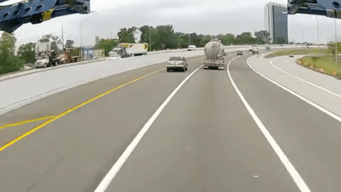 Xe cho nhien lieu phat no sau khi dam vao dai phan cach hinh anh