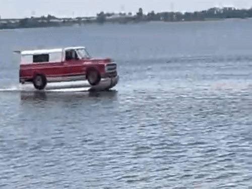 Bat ngo voi hinh anh chiec oto chay tren mat nuoc hinh anh