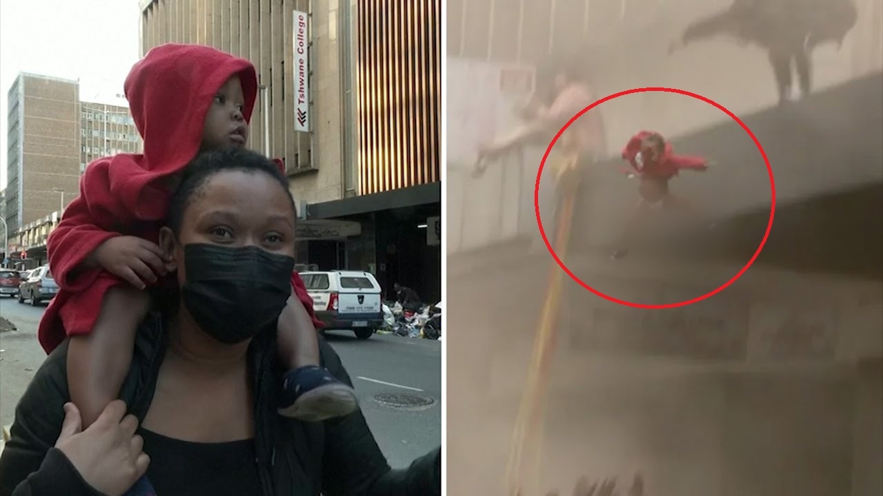 Nguoi me tha con tu toa nha chay o Nam Phi hinh anh