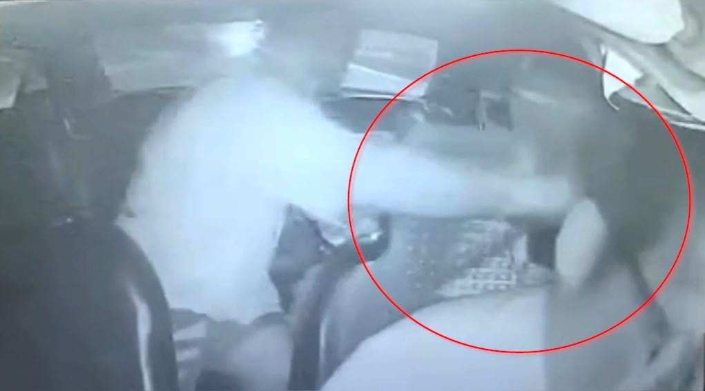 Tai xe Trung Quoc bi khach dam lien tiep vao dau hinh anh