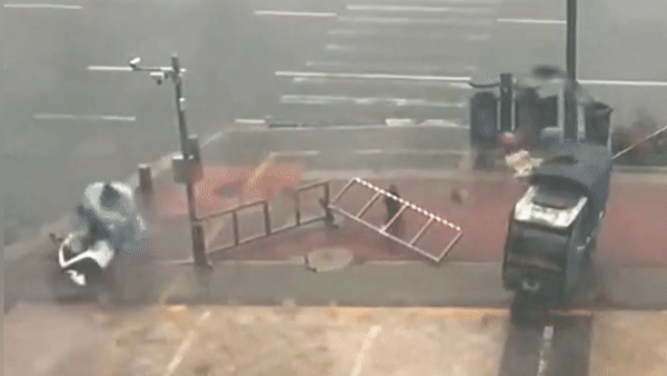 Me che chan khi con gai bi gio quat nga o Trung Quoc hinh anh