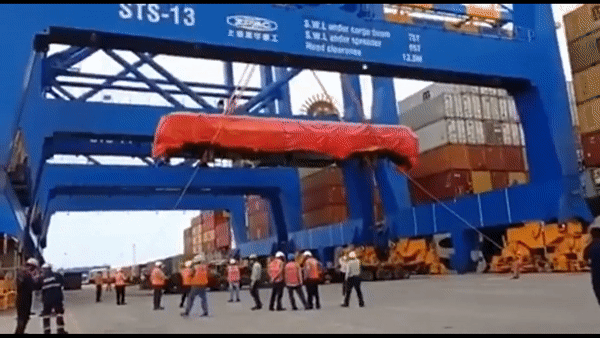 Dau may xe lua roi tu can cau tai An Do hinh anh