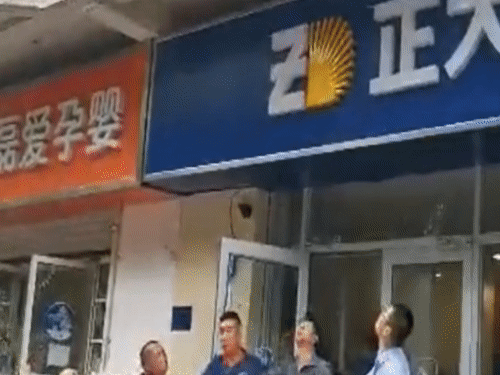 Dam dong o Trung Quoc do cau be nhay xuong tu toa nha hinh anh