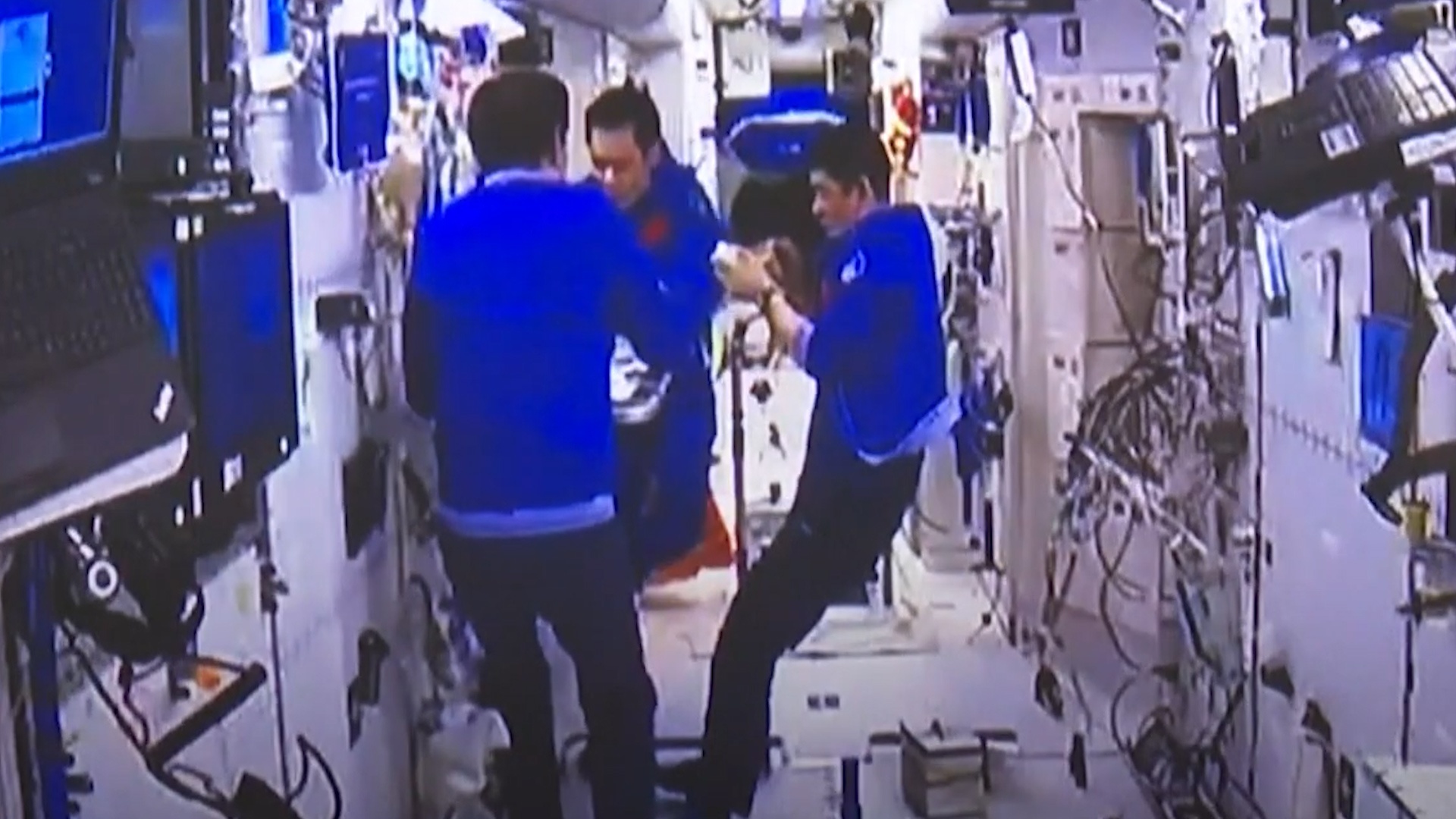 Mot ngay cua phi hanh gia Trung Quoc tren tram vu tru Thien Cung hinh anh