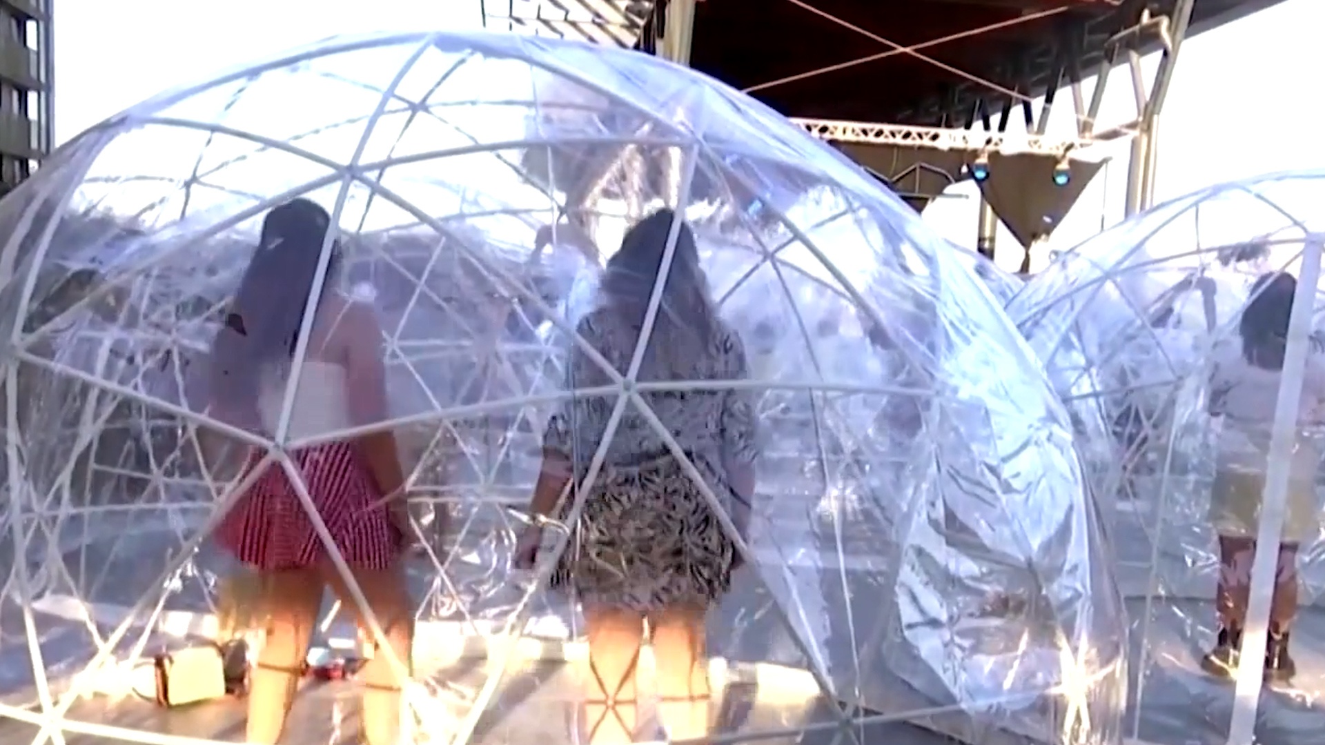 Dung trong bong bong de nghe hoa nhac ngoai troi hinh anh