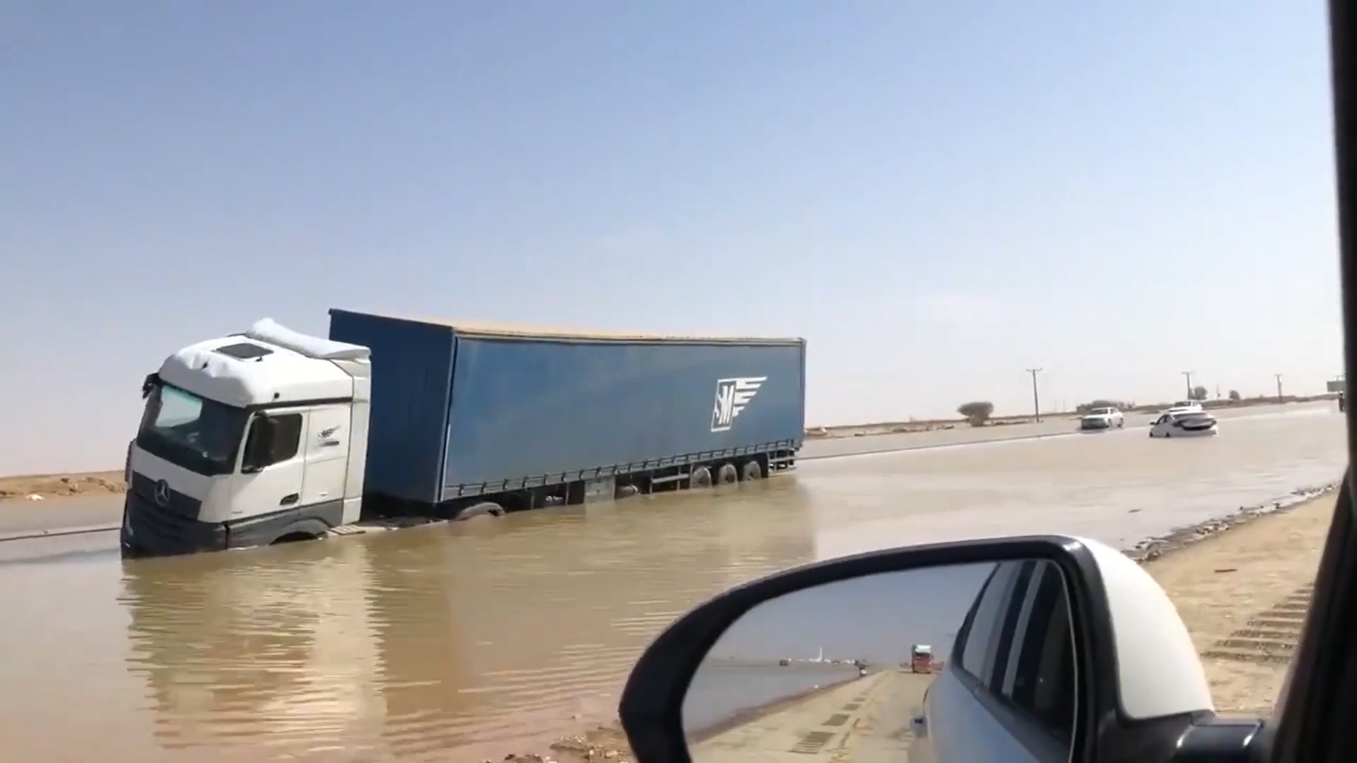 Hang chuc xe tai bi lat nghieng sau tran lu lut o An Do hinh anh